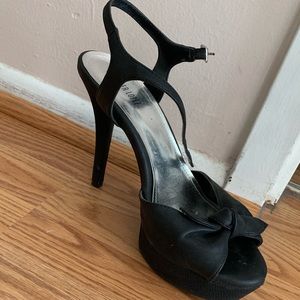 Jennifer Lopez black heels